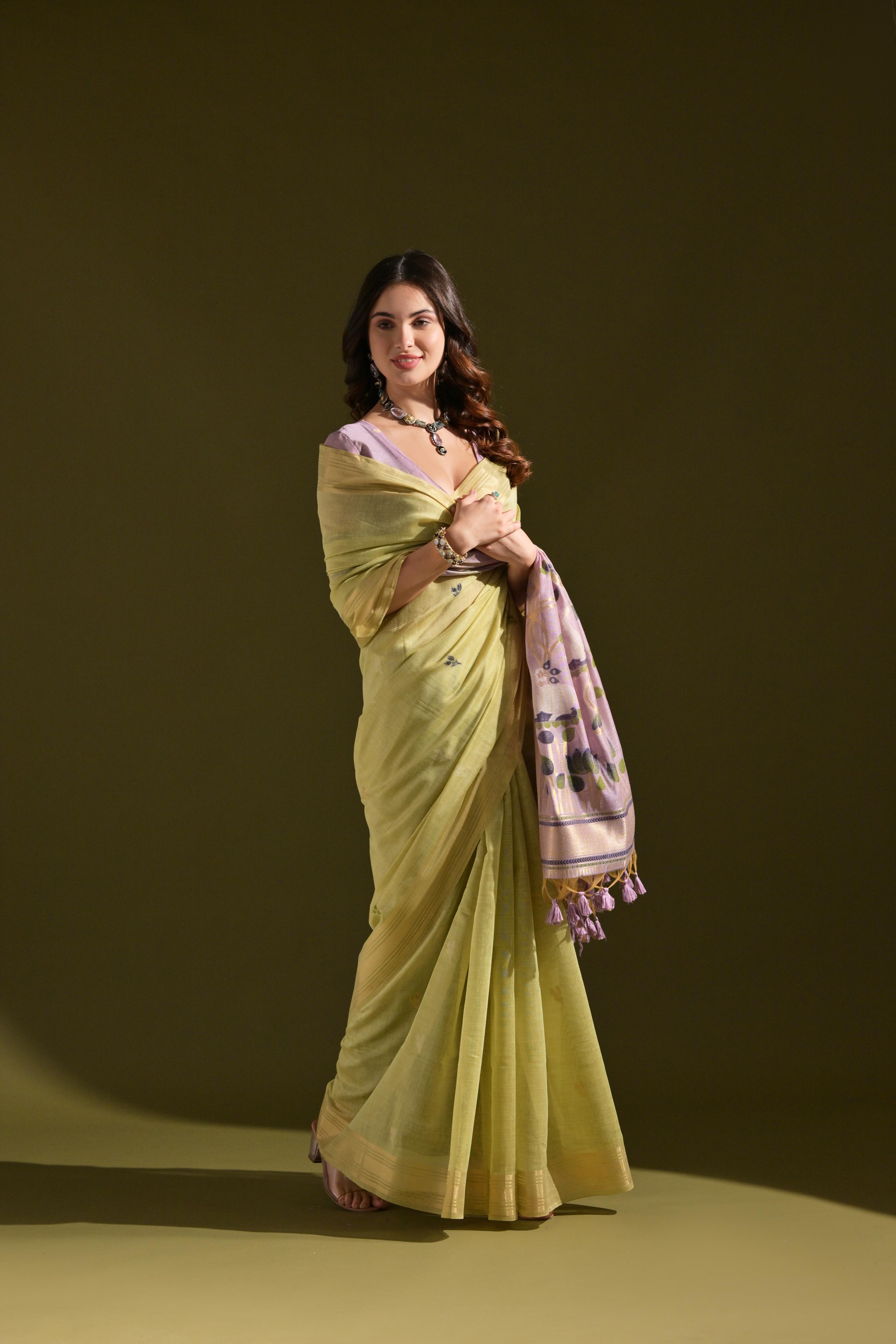 Ruhani -Ethnic motifs woven design saree with woven design border Has zari detail