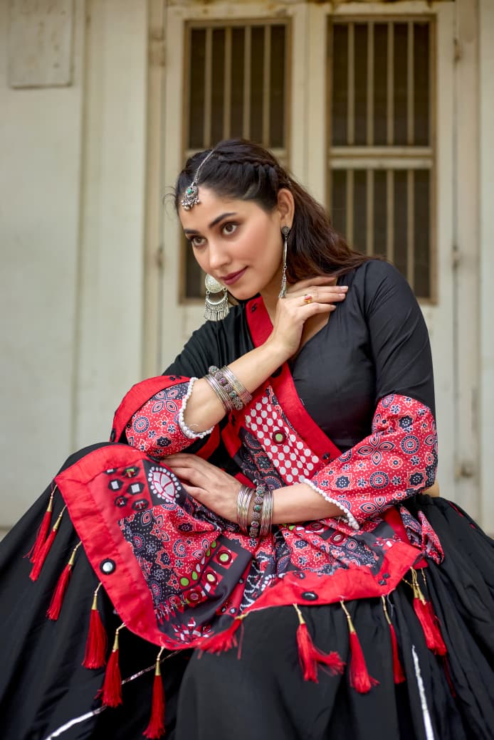 Crowne-  Celebrate the vibrant spirit of Navratri with this elegant and graceful white pure cotton chaniya choli set